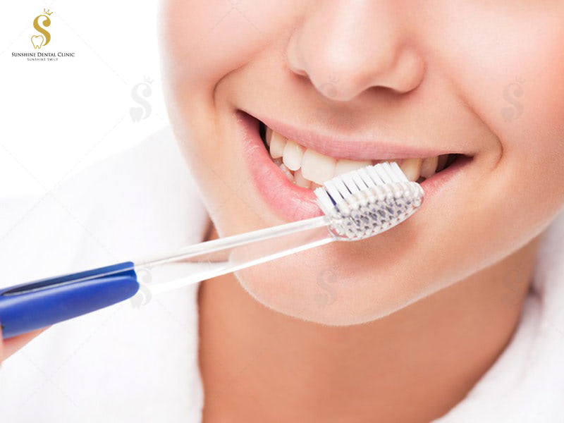 Sau nhổ răng khôn, bạn nên vệ sinh răng miệng sạch và đúng cách theo hướng dẫn của nha sĩ